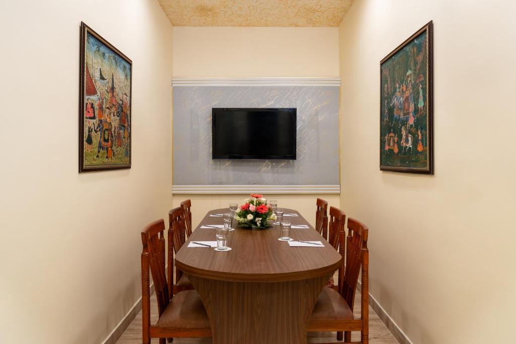 TV a/nebo společenská místnost v ubytování Foxoso Taj View Hotel