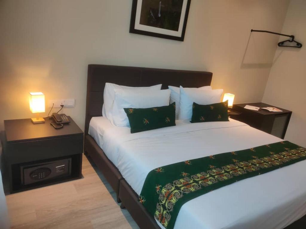 Postel nebo postele na pokoji v ubytování Telang Usan Hotel Kuching