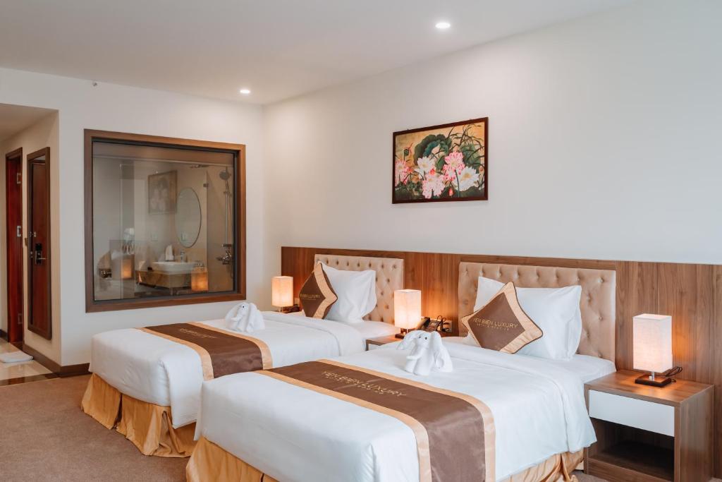 Giường trong phòng chung tại YEN BIEN LUXURY HOTEL