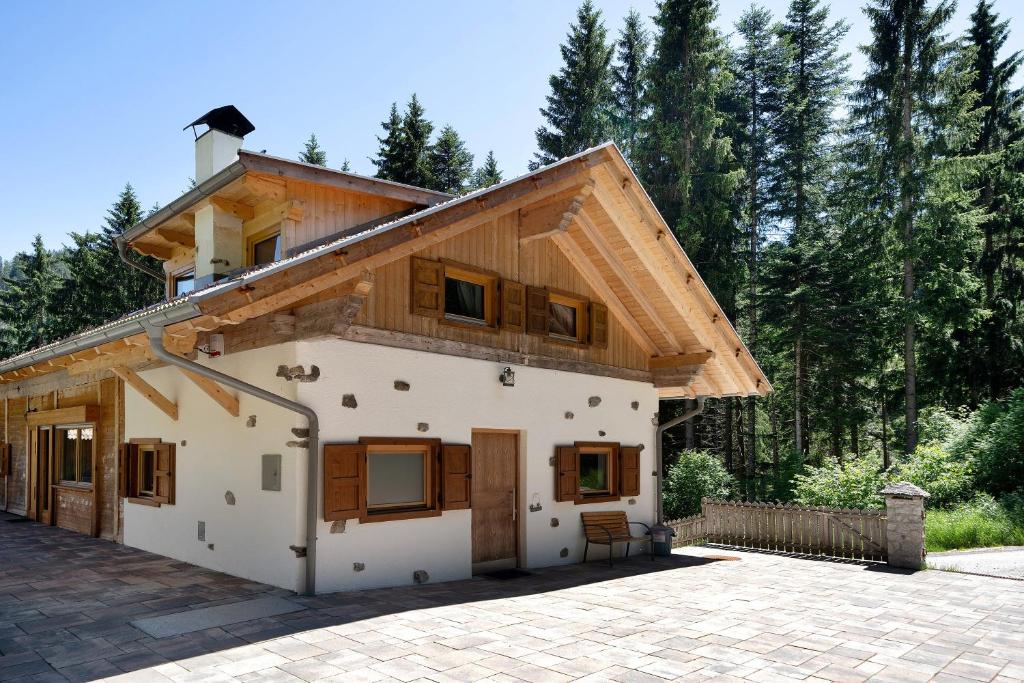 dom z drewnianym dachem i patio w obiekcie Unterurban DIE ZWEI w mieście Unsere Liebe Frau im Walde