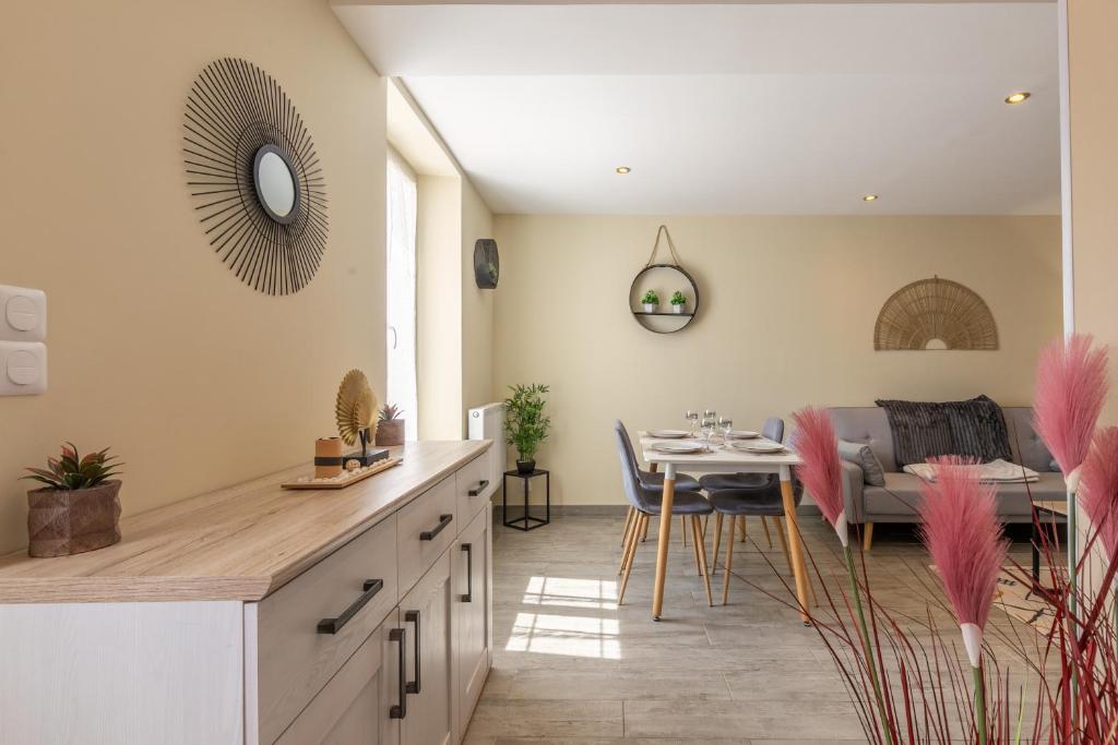 une cuisine et un salon avec une table et un canapé dans l'établissement L'échappée Belle, à Romorantin-Lanthenay