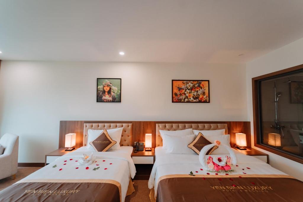 Giường trong phòng chung tại YEN BIEN LUXURY HOTEL