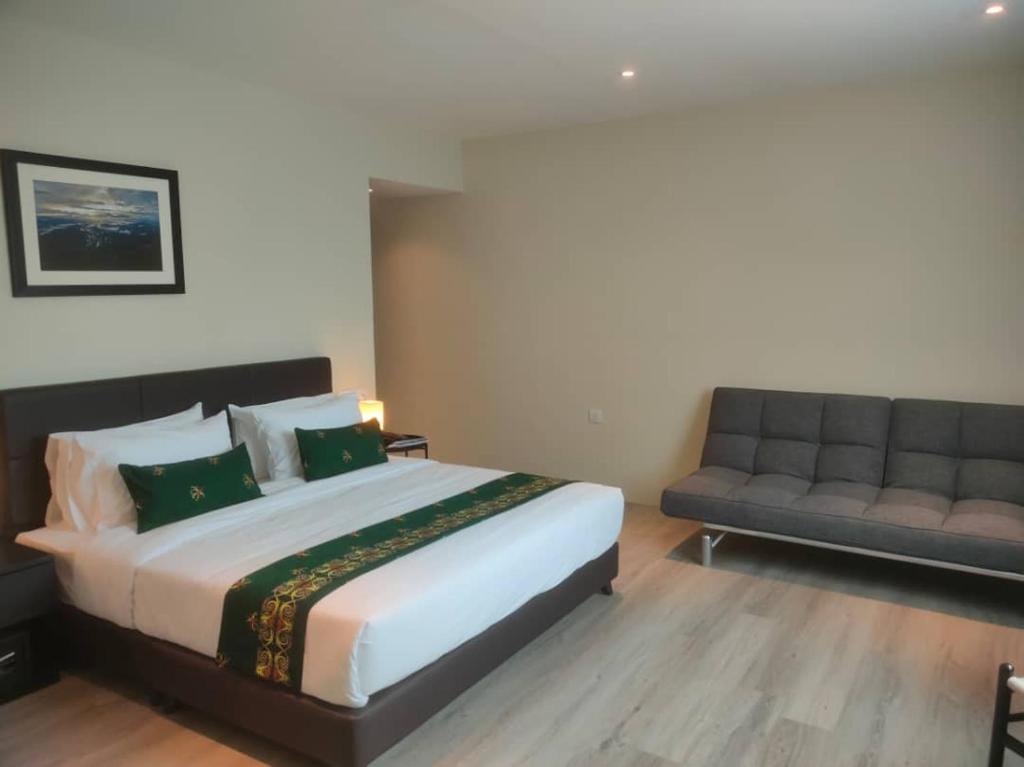 Postel nebo postele na pokoji v ubytování Telang Usan Hotel Kuching