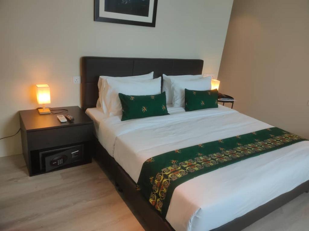 Postel nebo postele na pokoji v ubytování Telang Usan Hotel Kuching