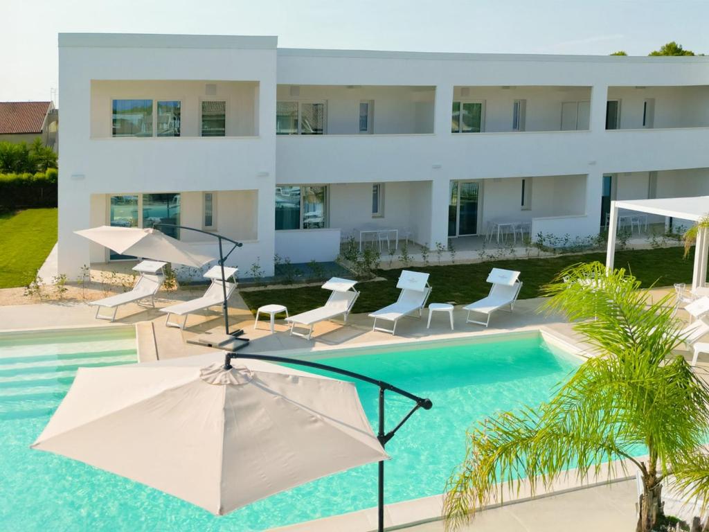 Bazén v ubytování SUNSHINE LUXURY APARTMENTS - Private Pool and Beach - Policoro Lido nebo v jeho okolí