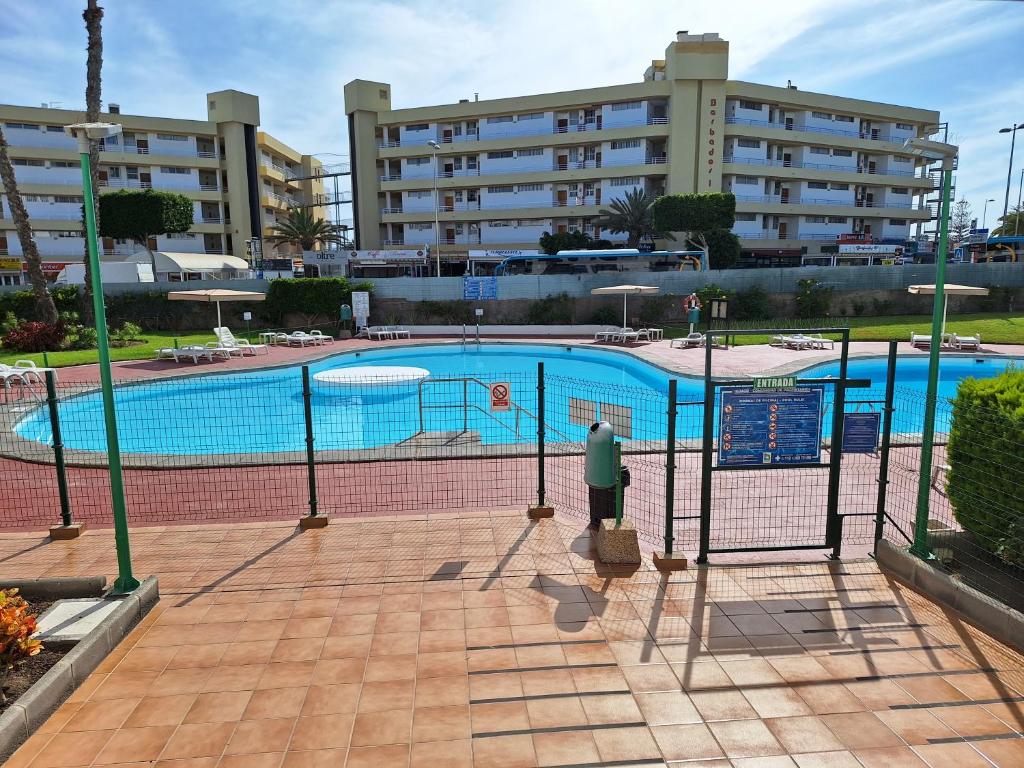 The swimming pool at or close to Casa Iguazu - At the center of Playa del Inglés