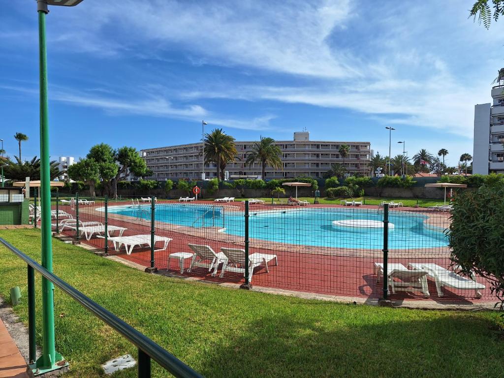 The swimming pool at or close to Casa Iguazu - At the center of Playa del Inglés
