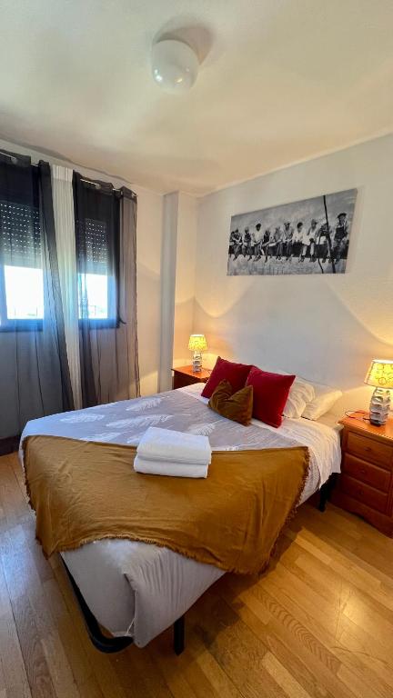 sypialnia z dużym łóżkiem i dwoma ręcznikami na nim w obiekcie Apartments Madrid Suite Aeropuerto, IFEMA w Madrycie