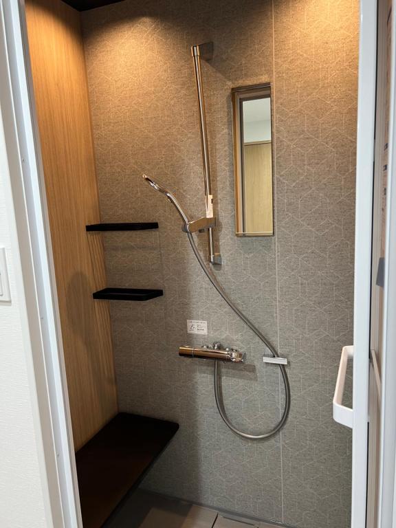 bagno con doccia e soffione di 天满宿 a Takayama