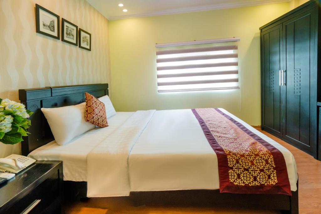 Postel nebo postele na pokoji v ubytování Ha Noi Lake View Hotel & Travel
