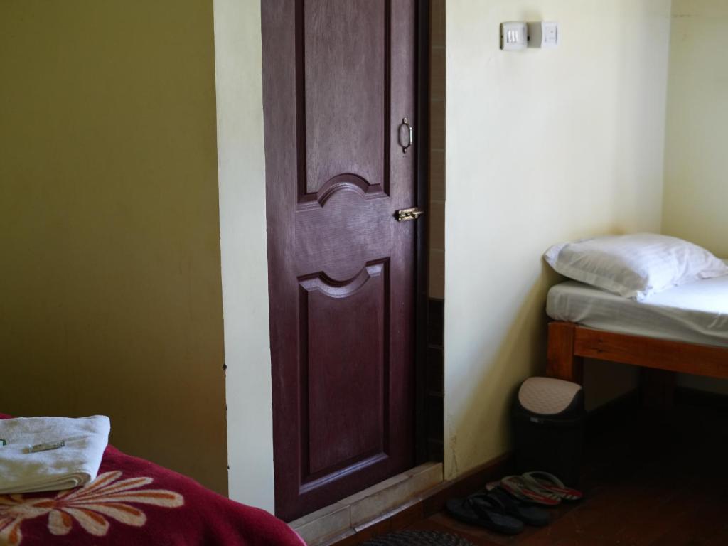 Postel nebo postele na pokoji v ubytování Satya Anand Cottage Pure Veg and Non Alcoholic Hotel
