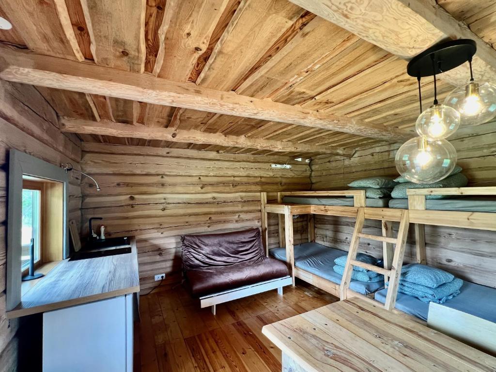 Posezení v ubytování Lakeside cabin with saunas, hot-tub options