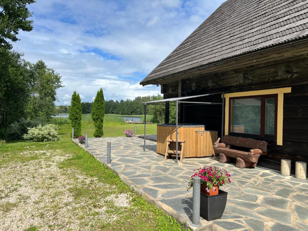 Zahrada ubytování Lakeside cabin with saunas, hot-tub options
