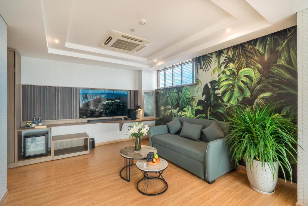 Suite Oceanfront View with Living Room