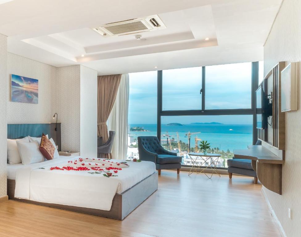 Suite Oceanfront View with Living Room