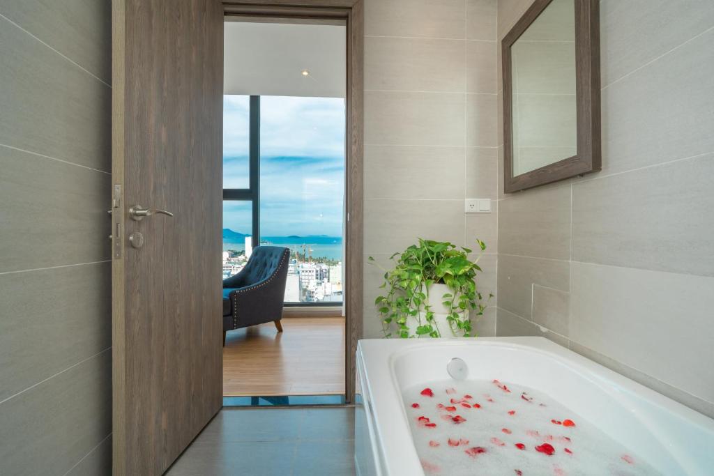 Suite Oceanfront View with Living Room