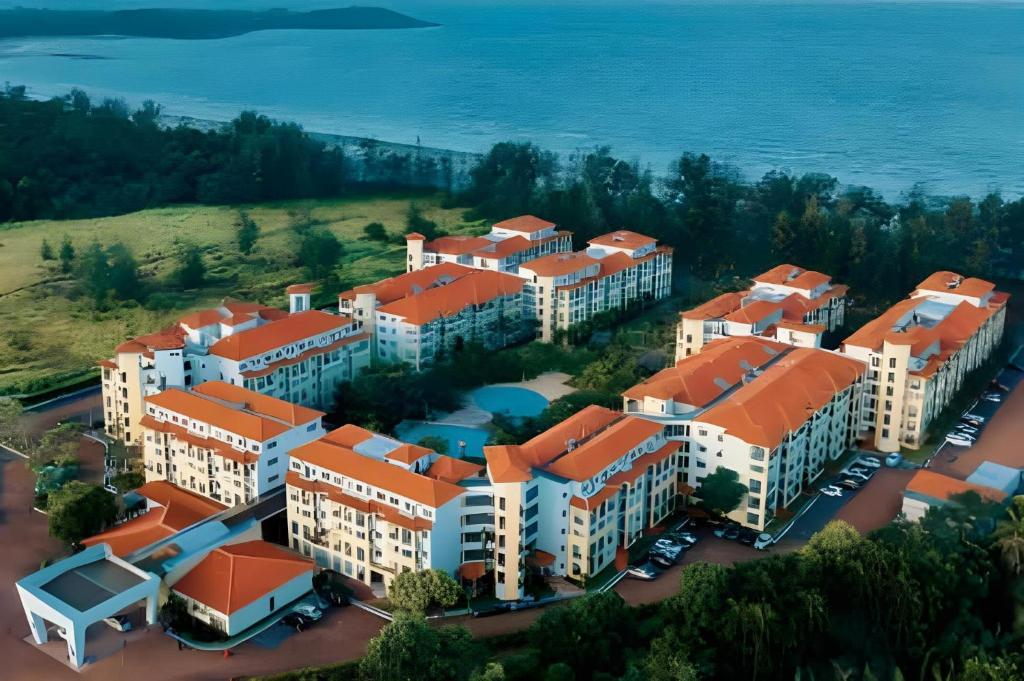 Bandar PenawarにあるDesaru Near Beach Family Suite 5GWifi Netflix D3A12のオレンジ色の屋根のアパートの空中写真