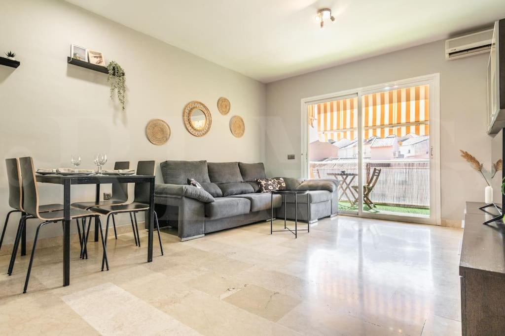 Posezení v ubytování Serene apartment with balcony and view by REMS