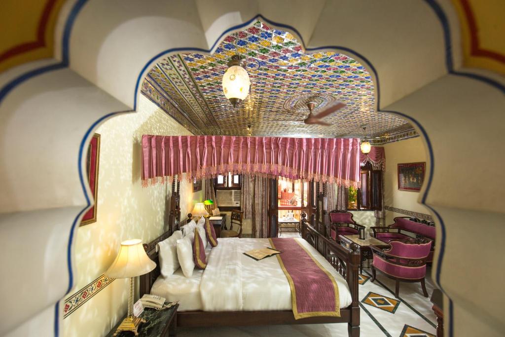Postel nebo postele na pokoji v ubytování Umaid Bhawan - A Heritage Style Boutique Hotel