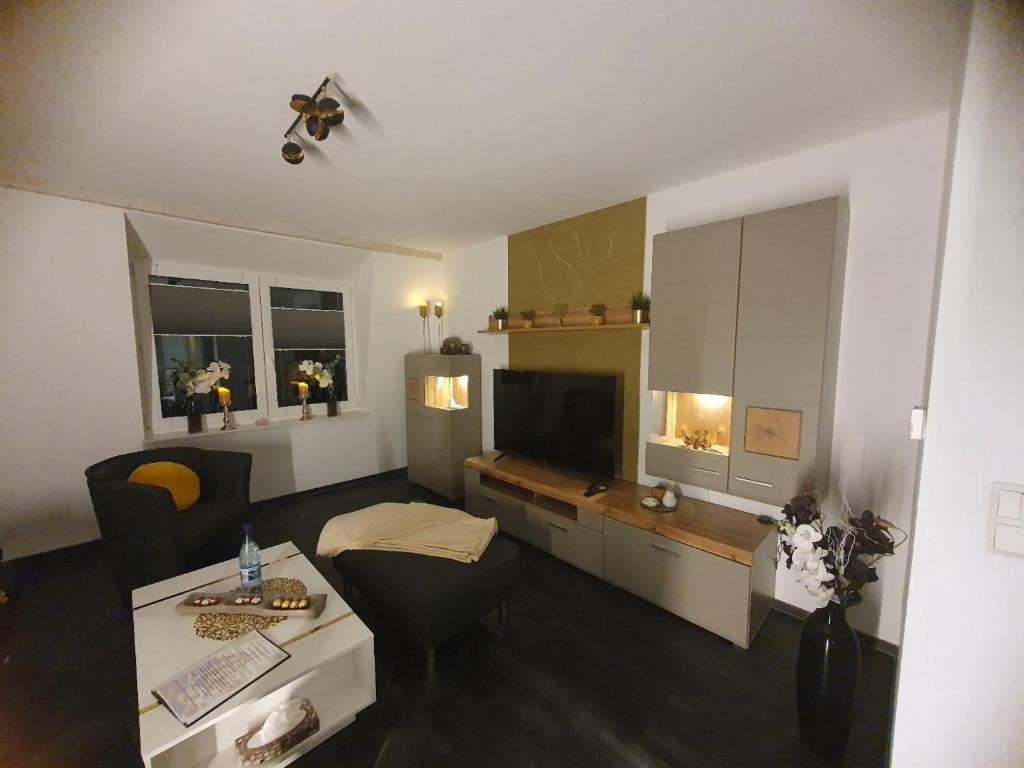 TV a/nebo společenská místnost v ubytování Ferienwohnung ODIN, FREYA & THOR