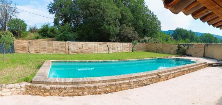 une piscine dans l'arrière-cour d'une maison dans l'établissement Mas Les Fabrys au coeur du Luberon, à Bonnieux