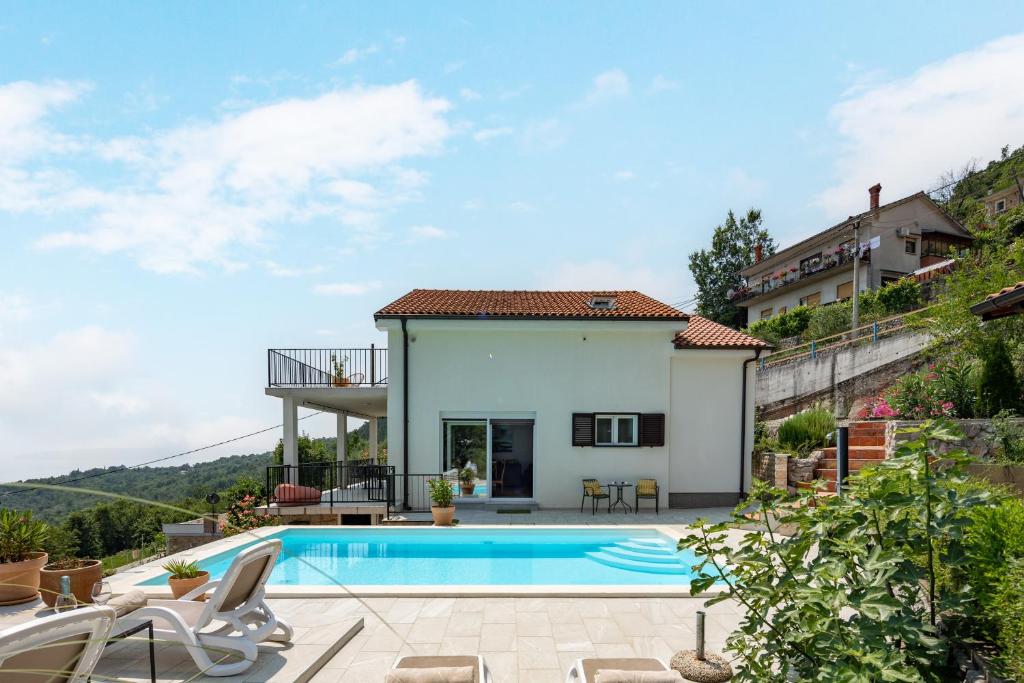 Bazén v ubytovaní Holiday Home Kvarner with private heated pool alebo v jeho blízkosti