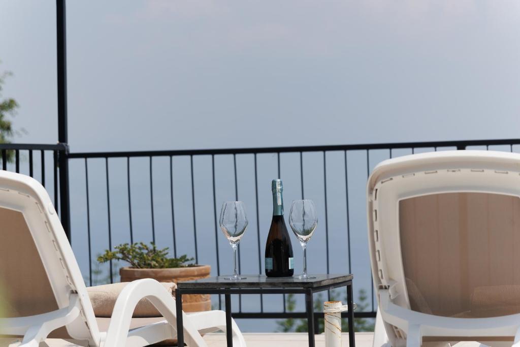 Balkón alebo terasa v ubytovaní Holiday Home Kvarner with private heated pool