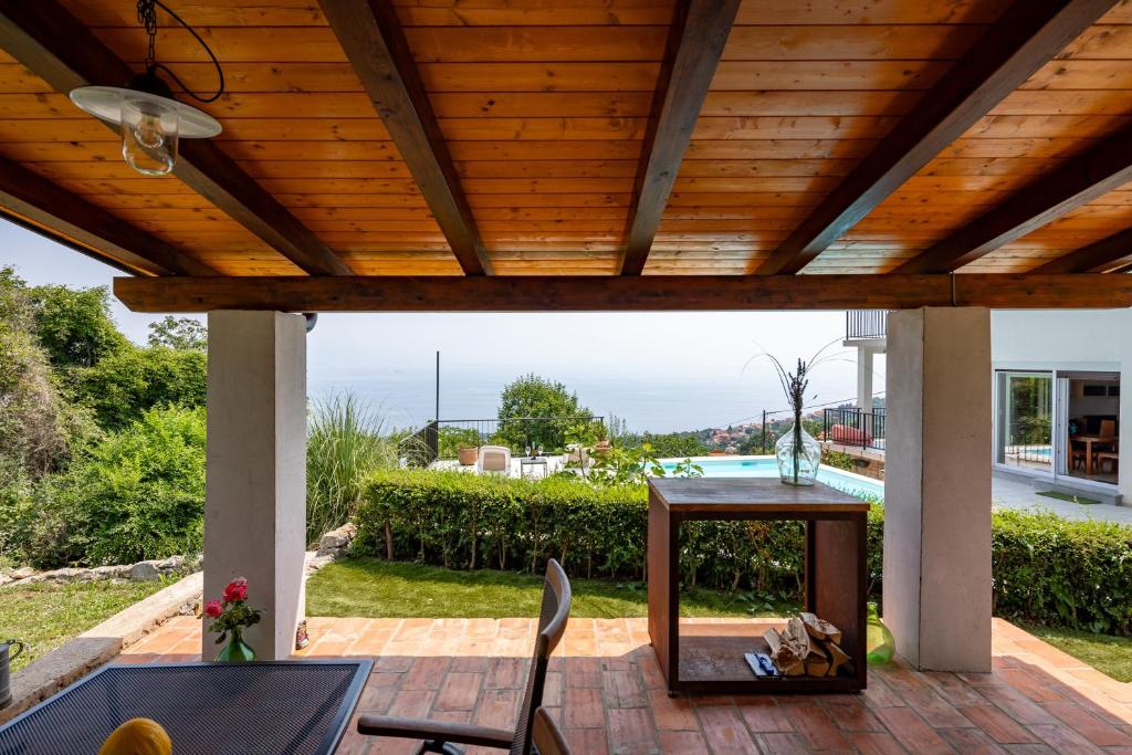 Vonkajšia záhrada v ubytovaní Holiday Home Kvarner with private heated pool