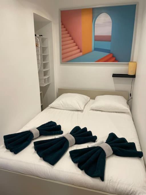 un lit avec deux oreillers dessus dans l'établissement Charmant Studio au coeur de la ville, à Champigny-sur-Marne