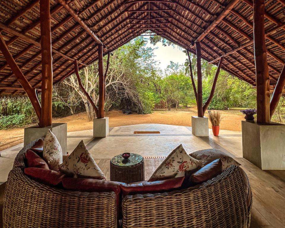 Posezení v ubytování Glamping Wilpattu by Thamaravila