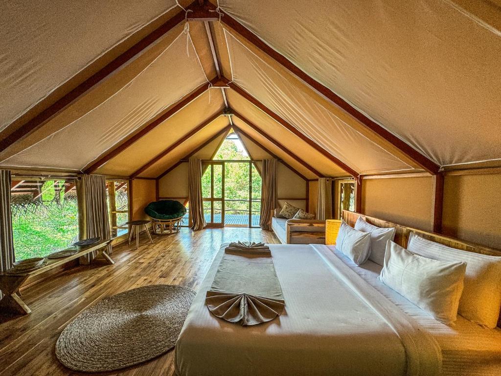 Postel nebo postele na pokoji v ubytování Glamping Wilpattu by Thamaravila