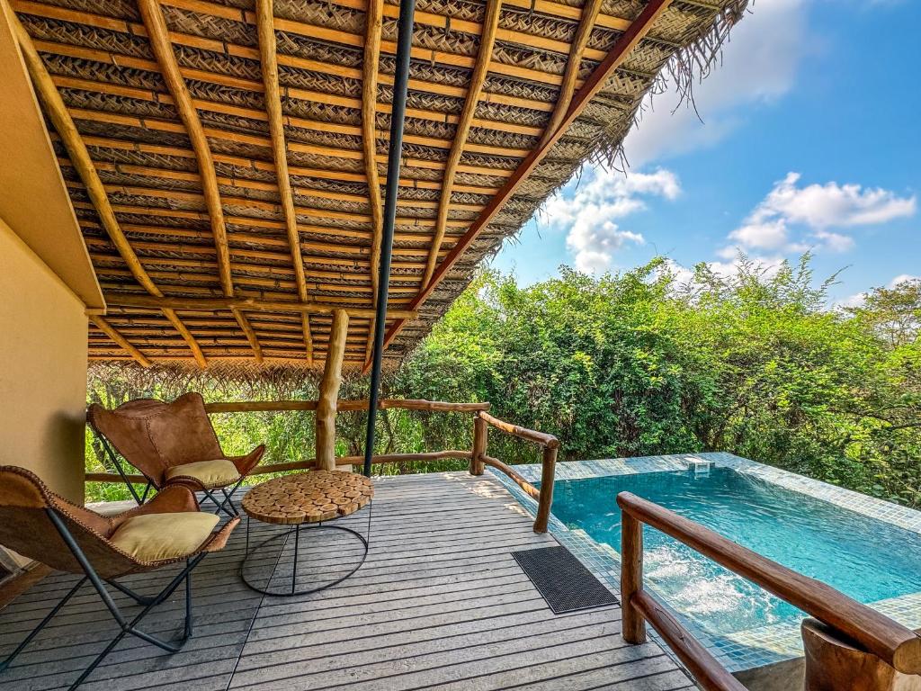 Bazén v ubytování Glamping Wilpattu by Thamaravila nebo v jeho okolí