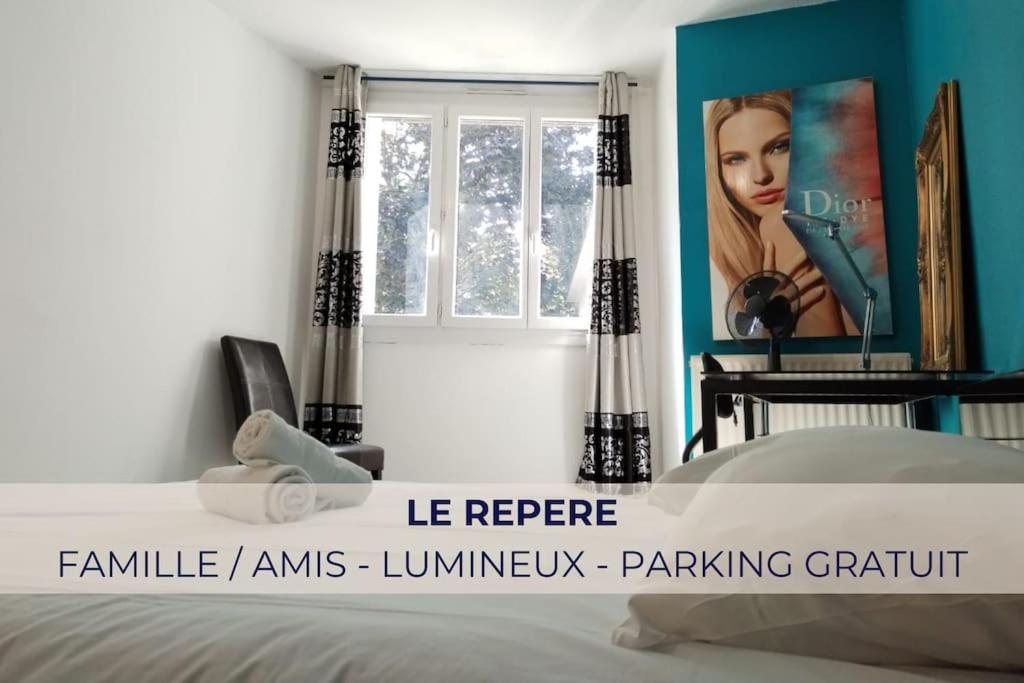 - une chambre avec un lit à baldaquin sur le mur dans l'établissement Le Repère - Idéal Famille ou Amis - Pau, à Pau