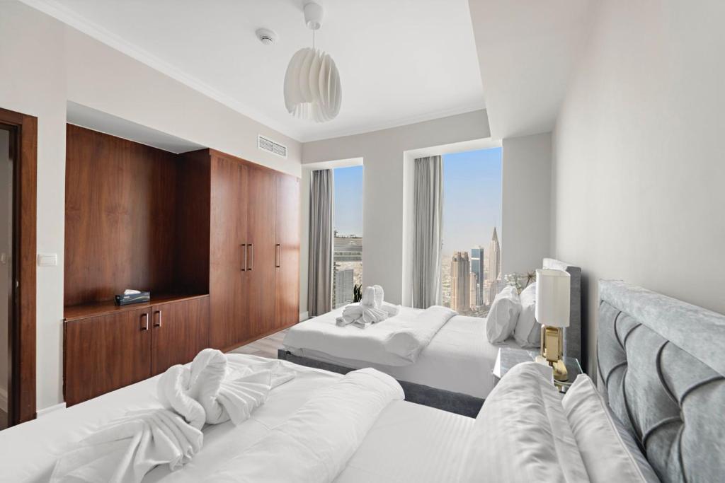 Postel nebo postele na pokoji v ubytování FIRST CLASS 3BR with full BURJ KHALIFA and FOUNTAIN VIEW