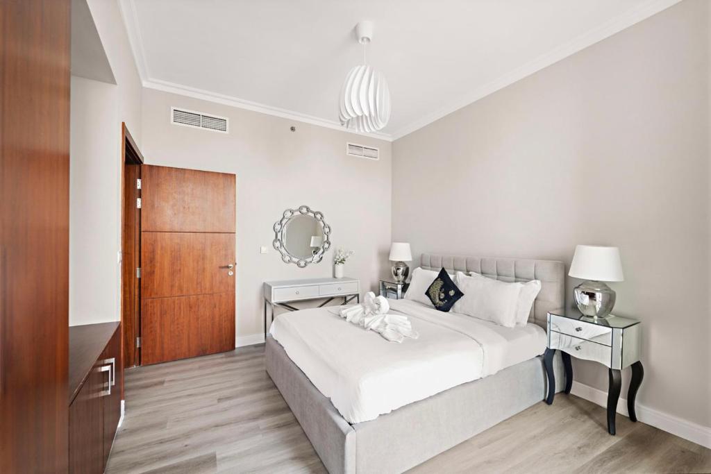 Postel nebo postele na pokoji v ubytování FIRST CLASS 3BR with full BURJ KHALIFA and FOUNTAIN VIEW