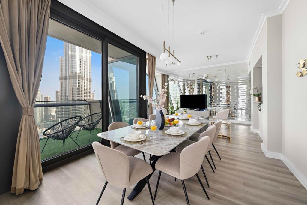 TV a/nebo společenská místnost v ubytování FIRST CLASS 3BR with full BURJ KHALIFA and FOUNTAIN VIEW