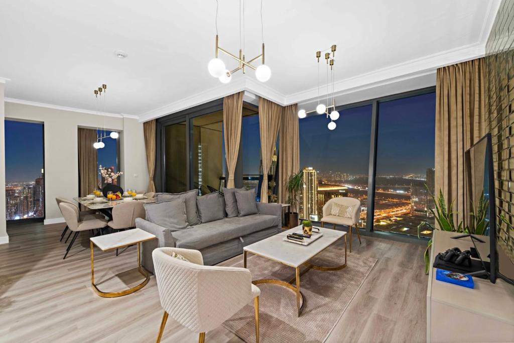 Posezení v ubytování FIRST CLASS 3BR with full BURJ KHALIFA and FOUNTAIN VIEW