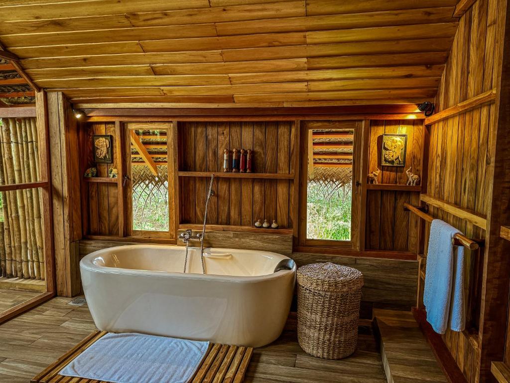 Koupelna v ubytování Glamping Wilpattu by Thamaravila