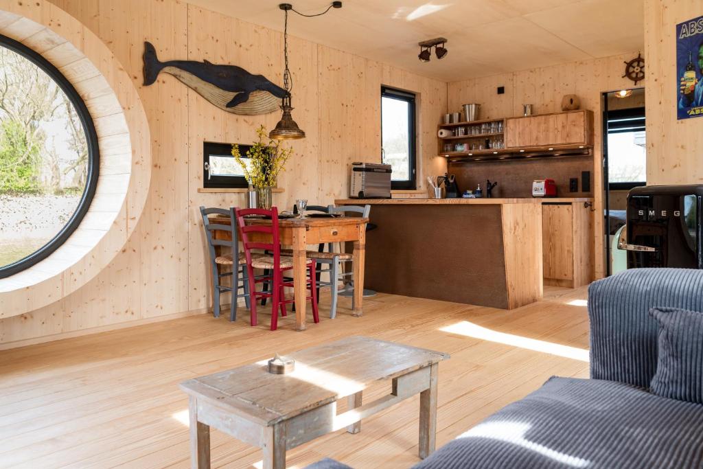 Kuchyň nebo kuchyňský kout v ubytování Komfort-Hausboot DIVA mit Kamin