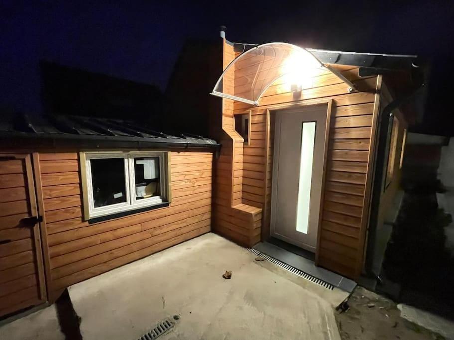 - un petit bâtiment en bois avec une porte et une fenêtre dans l'établissement Petite maison sympathique, à Saint-Malo