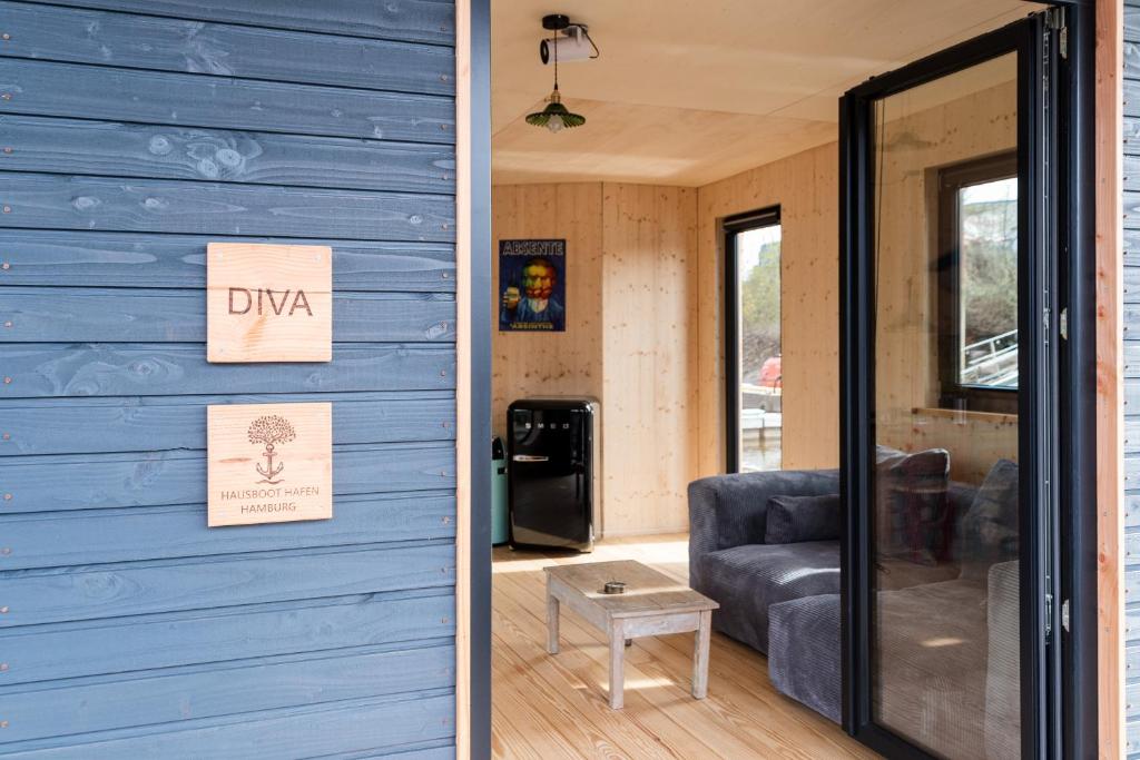 Posezení v ubytování Komfort-Hausboot DIVA mit Kamin