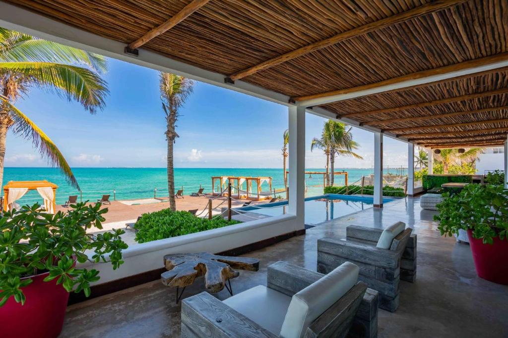 ein Wohnzimmer mit Blick auf das Meer in der Unterkunft Perfect Beach Location For Families And Weddings in Cancún