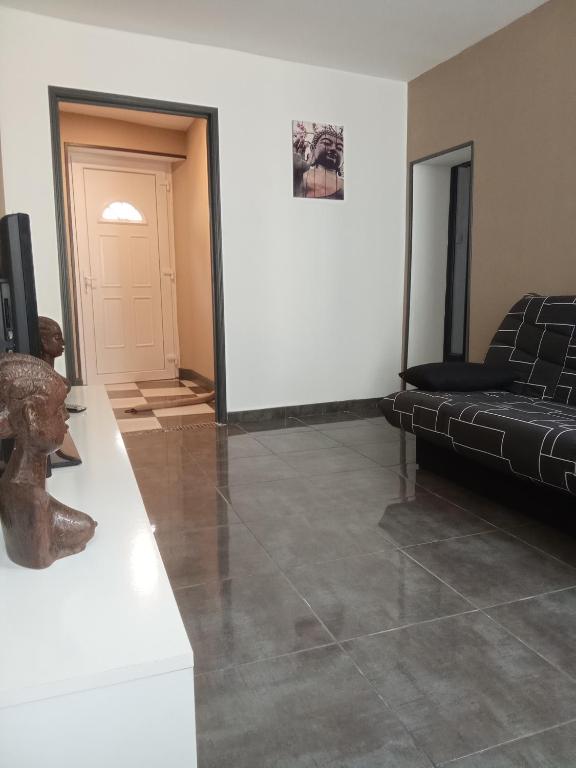 un salon avec un canapé et une table dans l'établissement la bananeraie, à Pouilly-sur-Loire