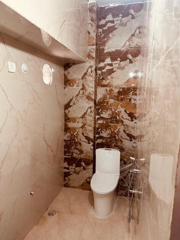 A bathroom at Hotel Raju Homestay Ayodhya 150 Meters from Shree Ram Janmbhoomi Temple 200 Meters from Ayodhya Dham Railway Station