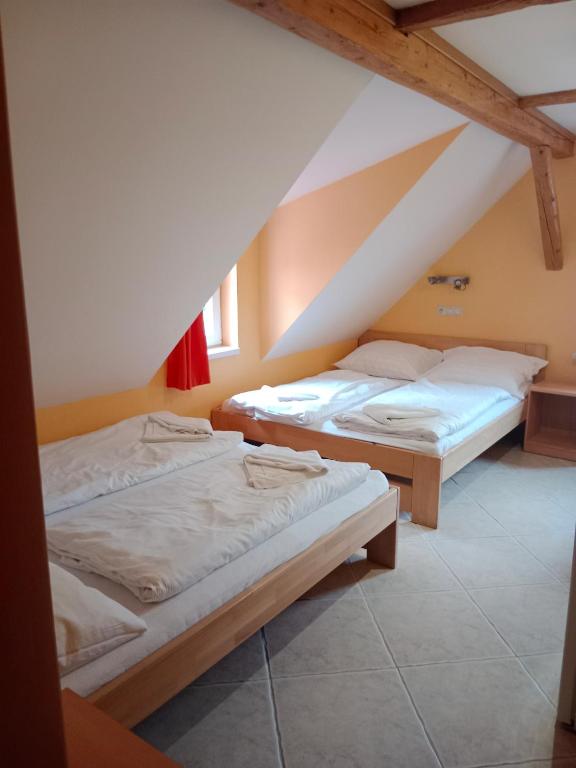 Postel nebo postele na pokoji v ubytování Penzion TOPAS