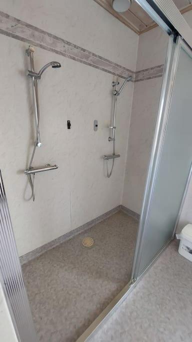 Koupelna v ubytování Spacious three room apartment with a large kitchen and bathroom