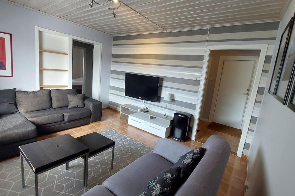 TV a/nebo společenská místnost v ubytování Spacious three room apartment with a large kitchen and bathroom