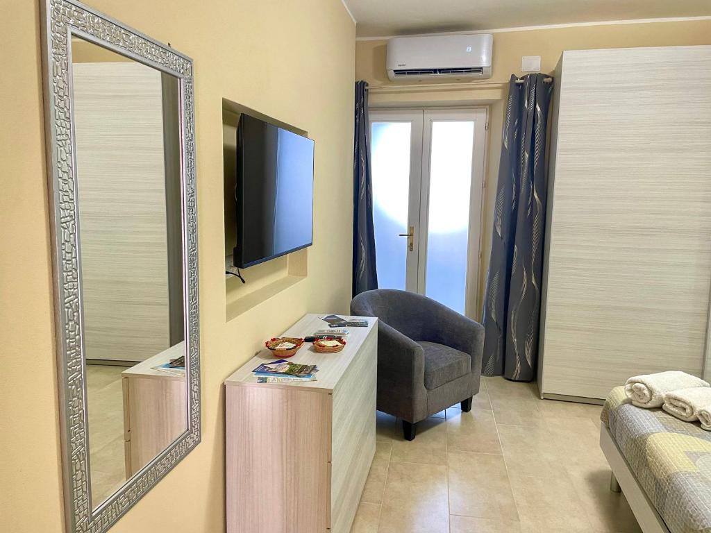 TV a/nebo společenská místnost v ubytování Casa Nina - 10' dalla spiaggia