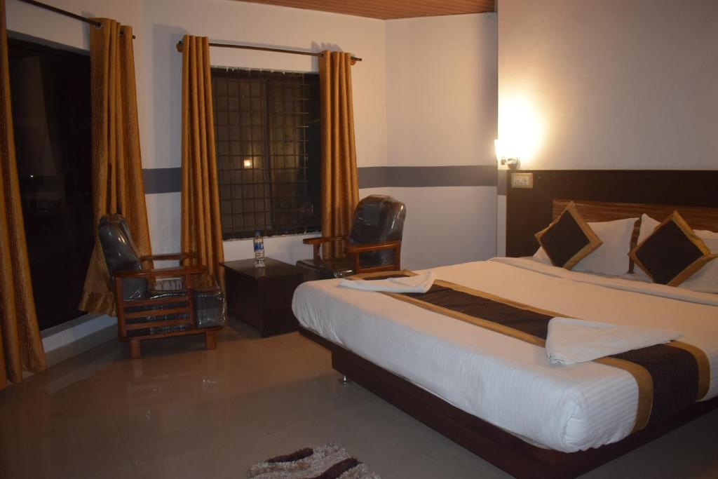 Un pat sau paturi într-o cameră la Coorg Anekadu resort