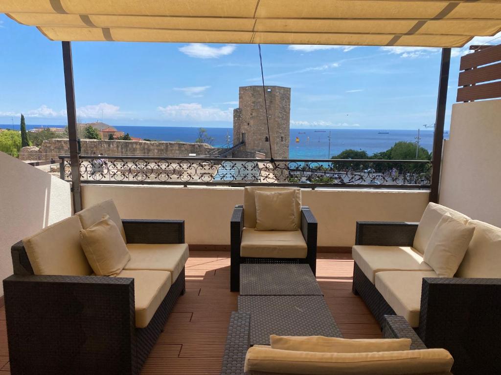 einen Balkon mit Sofas und Meerblick in der Unterkunft Circus House, TarracoHomes in Tarragona